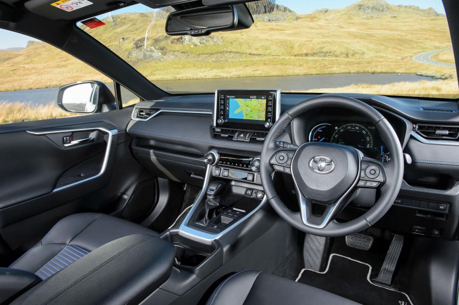 Торпедо Toyota RAV4 Hybrid 2019 года  (UK) (фото 14 из 40)